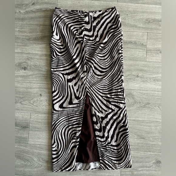 PrettyLittleThing Brown Zebra Print Asymmetric top with Maxi skirt - Picture 9 of 9